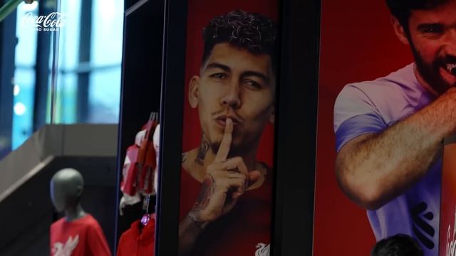 Hilarious PRANK! Alisson & Firmino surprise fans | Coca-Cola Christmas Vending Machine смотреть онлайн