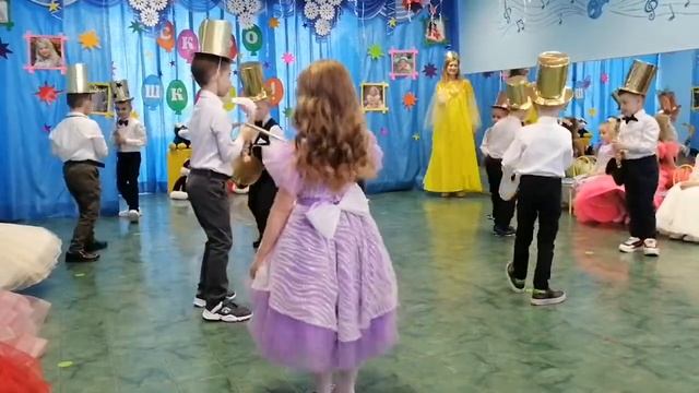 Танец с саксофонами (старшая группа) смотреть онлайн