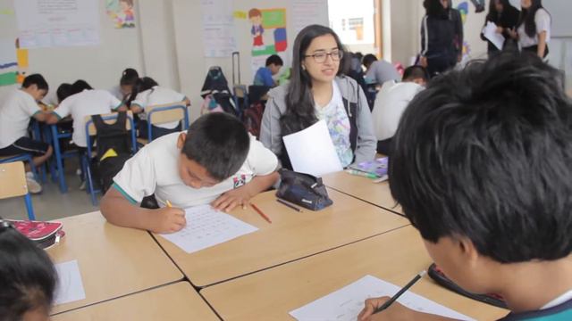 Visita al Colegio Andrés Avelino Cáceres смотреть онлайн