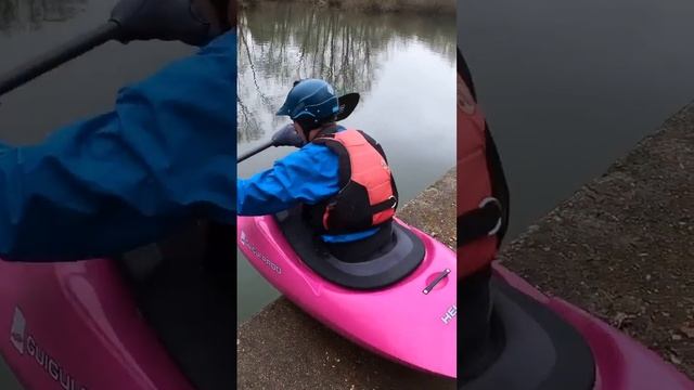 It almost looks planned.... #kayak #river #riverthames #kayaking #playboat смотреть онлайн