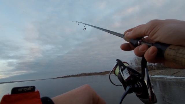 СО СПИННИНГОМ ЗИМОЙ. ЛОВЛЯ ОКУНЯ на отводной поводок. Лайтовая рыбалка в феврале. смотреть онлайн