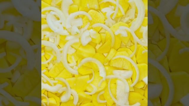 Очень вкусный пирог с рыбной консервой... смотреть онлайн