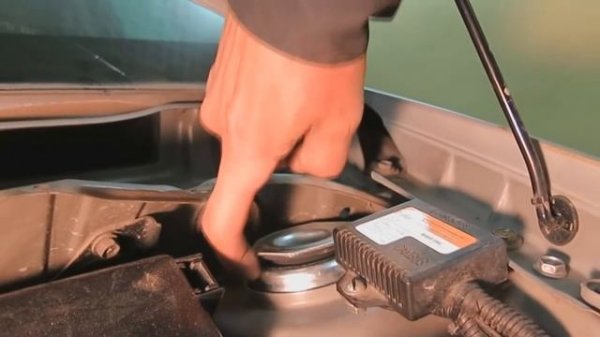 СТУК В ПЕРЕДНЕЙ ПОДВЕСКЕ. Как проверить ОПОРЫ СТОЕК? #ремонтавто "Гараж №6"