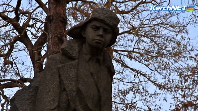У памятника Володе Дубинину высадили петунии смотреть онлайн