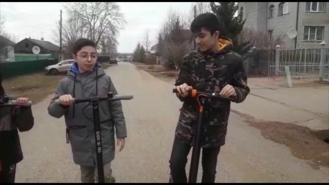 Катаемся на электросамокатах смотреть онлайн
