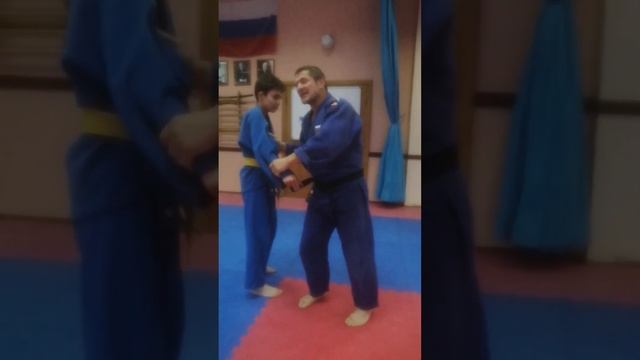 Дзюдо: Что делать если противник сошёл с броска на живот или колени? смотреть онлайн