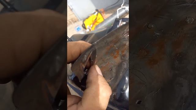Сварка ремонт стального топливного бака от мотоцикла . Вскрываем крепление под которым течет . смотреть онлайн