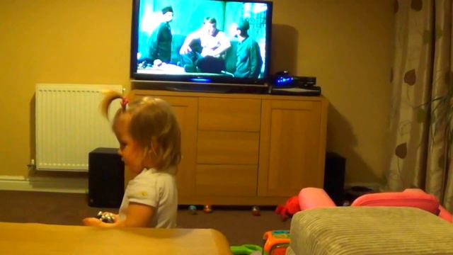 ♥ Малышка Соня и бусы Видео из домашнего архива Апрель 2014 Baby playing with necklaces смотреть онлайн