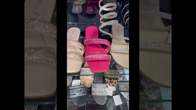 Выбираю обувь примеряю брюки в торговом центре 👀 смотреть онлайн