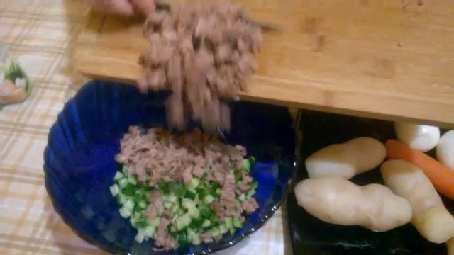 Салат ОЛИВЬЕ классический (зимний салат). Рецепт Салата ОЛИВЬЕ (зимнего салата). смотреть онлайн