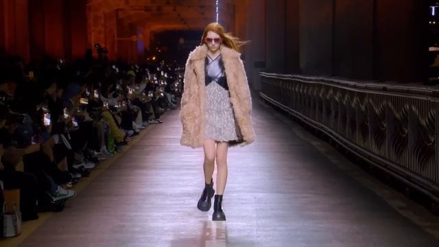 Louis Vuitton Мода в Сеуле Pre-Fall 2023/24 Осень Зима / Одежда, сумки и аксессуары смотреть онлайн
