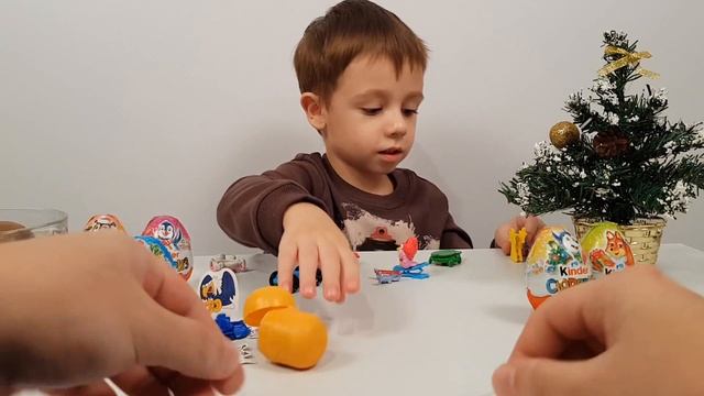 Новогодние Яйца Киндер Сюрпризы 2017 праздничная коллекция киндеров | Украшаем Елочку сюрпризами смотреть онлайн