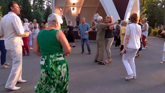 А Я РЕВНУЮ ТЕБЯ! ТАНЦЫ В ПАРКЕ ГОРЬКОГО ХАРЬКОВ СЧАСТЛИВЫЕ ДНИ смотреть онлайн