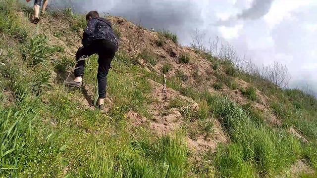 Поднялись на песчанную гору на Карпятнике а там огромная тёмная туча на горизонте смотреть онлайн