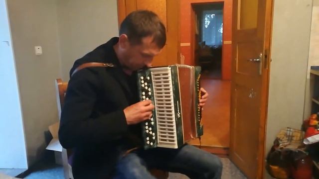 Дед играет на баяне,а я на подтанцовке. смотреть онлайн