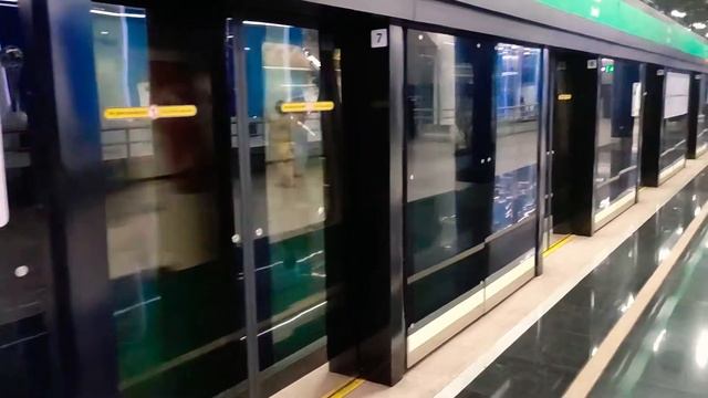 Станция метро "Зенит" в Санкт-Петербурге с выставленными на ней трофеями футбольной команды... смотреть онлайн