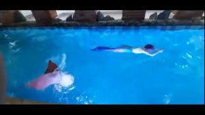 Русалки тренируются в бассейне. Школа Русалок. Плавание в Хвосте Русалки.