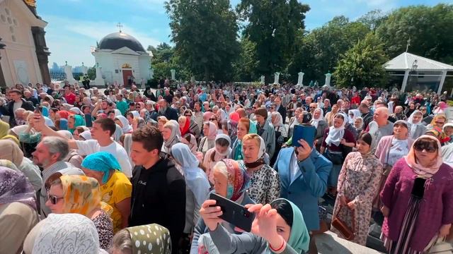 Величання прп. Агапіту Печерському перед його святими мощами біля Ближніх печер🙏 смотреть онлайн