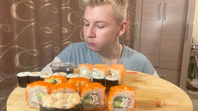 MUKBANG | 28 роллов и гунканы | Подкаты ко мне?? и отмазка от мобилизации ??♂️ смотреть онлайн