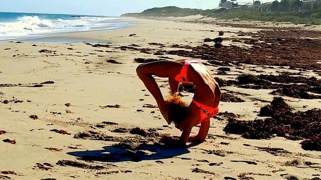 Vrschikasana - forearm scorpion смотреть онлайн