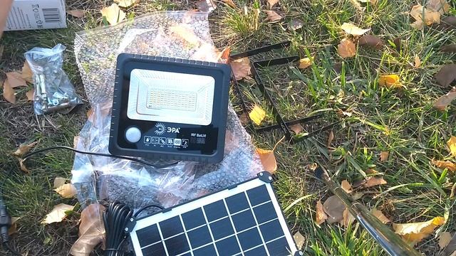 Прожектор ЭРА ERAPRO-50 светодиодный на солнечной батарее с датчиком движения и пультом. смотреть онлайн