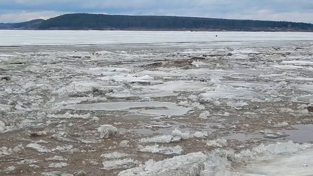 Ледоход на Обве в п.Ильинский. смотреть онлайн