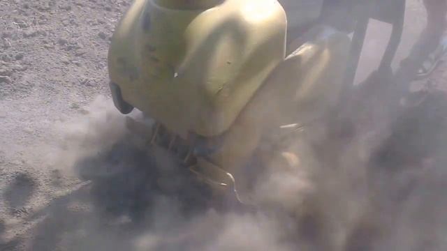 Уплотнение грунта перед укладкой газонной травы в рулонах.⚒ смотреть онлайн