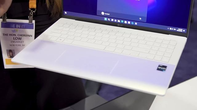LG Gram Style hands-on at CES 2023: An iridescent 16-inch laptop with a disappearing trackpad смотреть онлайн