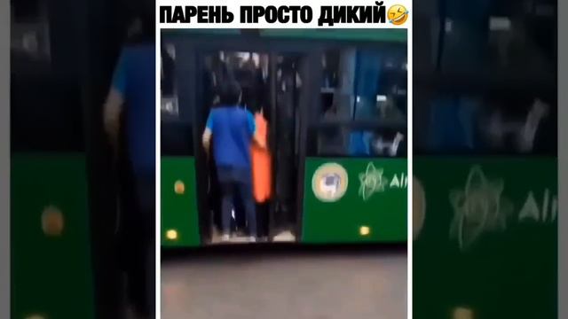 ЗАТАЛКИВАЕТ ЛЮДЕЙ В АВТОБУС|ПЕРЕПОЛНЕННЫЙ АВТОБУС В АЛМАТЕ смотреть онлайн