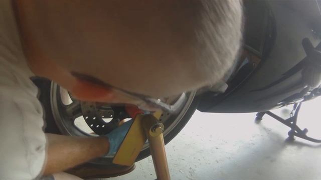 Yamaha FJR 1300 Front Wheel Removal Replacement смотреть онлайн