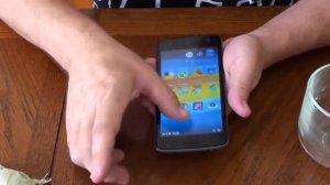 Убираю суперклей с экрана телефона зубной пастой