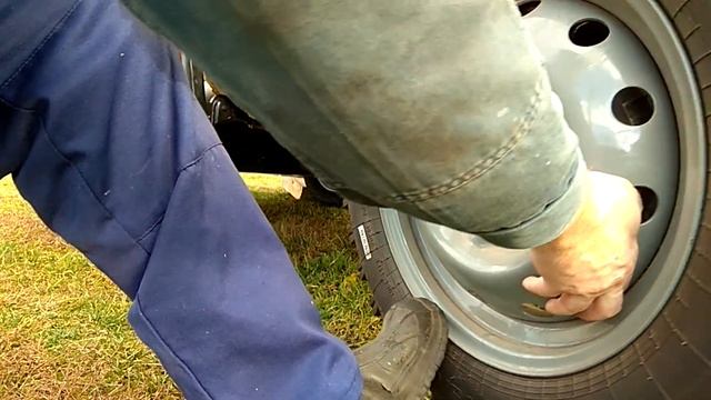 Как поменять колесо на машине?Как поставить запаску пошаговое руководство!LADA NIVA LEGEND 3 ДВ.AVT смотреть онлайн