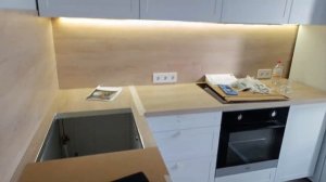 сборка кухни Леруа Мерлен. Фасады Ньюпорт белые, столешница дуб мадуро  #леруамерлен #makita #кухня