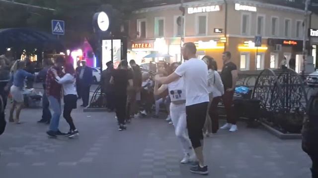 Очаровательные девушки зажигают на бродвее в Пятигорске 27 мая 2018 года смотреть онлайн