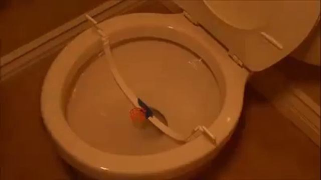 ЧТОБЫ ПИСАТЬ КУДА НУЖНО. Цель в унитазе для прямого попадания смотреть онлайн