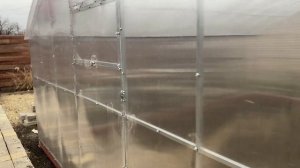 Теплица прямостенная шириной 5 метров.