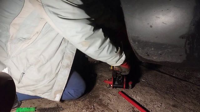 Заміна гальмівних передніх дисків і накладок у Peugeot Expert 2006 року випуску. смотреть онлайн