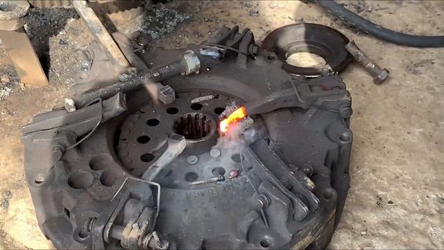 Amazing Restoration Process Of Fiat Tractor 480 Clutch // Damage Finger Repairing Of Pressure Plate смотреть онлайн