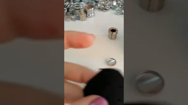 Обзор обтяжки пуговиц тканью 18мм на прессе TEP-2. Насадка с пружиной #28. смотреть онлайн