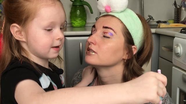 Весёлый челлендж: MAKE UP Блёстки от Ксюши и мамы. У кого самый блестящий макияж? смотреть онлайн