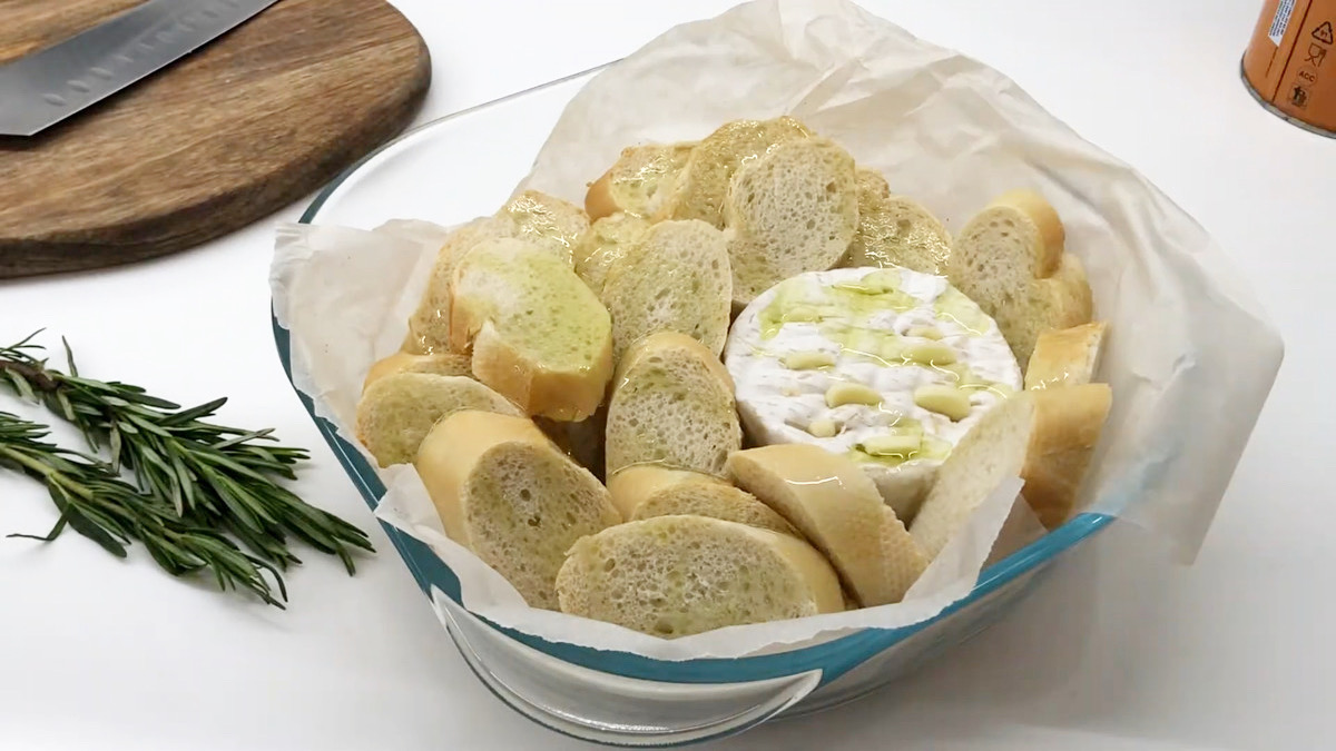 ЗАПЕЧЕННЫЙ КАМАМБЕР с ЧЕСНОЧНЫМИ гренками / Камамбер в духовке / Закуска смотреть онлайн