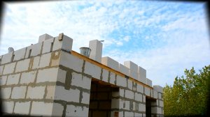 Серия 29 / Кладка первого ряда газобетона второго этажа / Капитальный дом для своей семьи.mp4