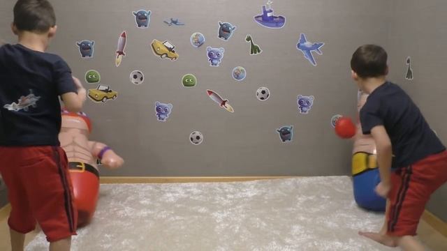 Супергерой и боксер против близнецов. Надувная боксерская груша неваляшка для детей смотреть онлайн