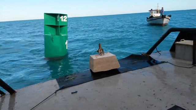 Lançamento de uma boia de bombordo no Porto Ilha em Areia Branca - RN. смотреть онлайн