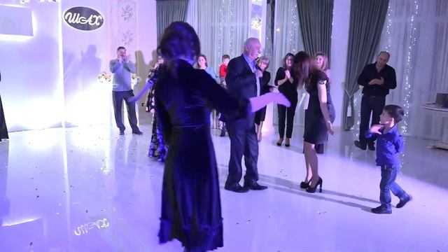 Трогательное видео .Очень красивый танец отца трех дочерей. смотреть онлайн