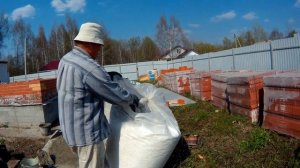 Заливаю полистиролбетон  между кладкой из двушки и облицовочного кирпича