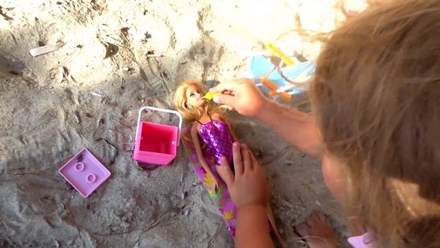 Приключения Николь и куклы Барби на пляже!серия 2|Barbie Dolls unboxing(0+) смотреть онлайн