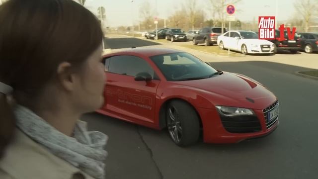 Audi R8 e-tron - Flotter Sound fürs E-Auto смотреть онлайн