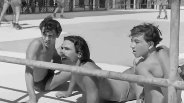 Domenica d'agosto 1950 Scena pista di pattinaggio a Ostia - Roma смотреть онлайн