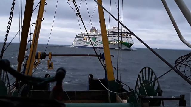 В нашу гавань заходили корабли.... большиииие корабли из океана.... смотреть онлайн